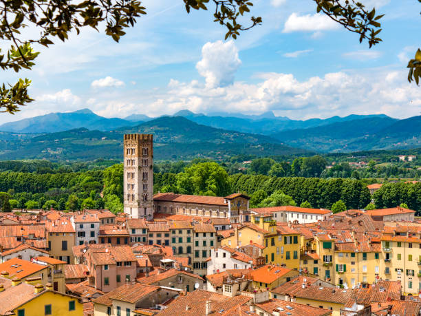 Borgo collinare tipico della Lucchesia, come Vetriano