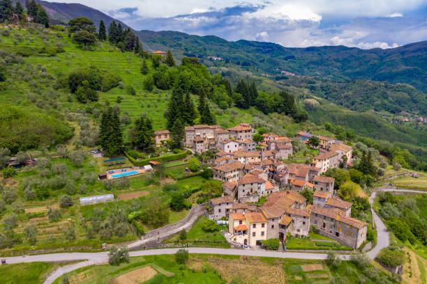 Vista aerea di Pescaglia, centro storico in Toscana