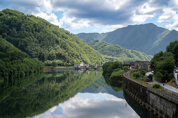Riflessi sul fiume Serchio in Toscana